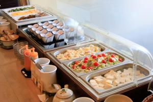 una nevera llena de diferentes tipos de comida expuesta en Hotel Pony Onsen, en Towada