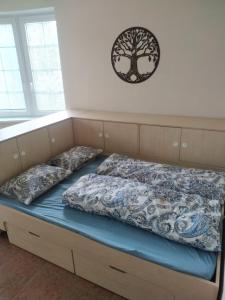 een bed met kussens in een kamer bij Vila La Perla in Kutná Hora