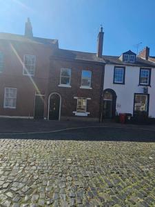 uma rua de calçada em frente a um edifício de tijolos em Carlisle City Centre The Gavel em Carlisle