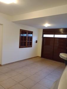 Habitación con puerta y suelo de baldosa. en Nueva Morada en Córdoba