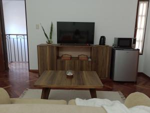 sala de estar con TV y mesa de centro en Nueva Morada en Córdoba
