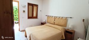 1 dormitorio con cama y ventana en Agriturismo Le Vedute, en Bisceglie