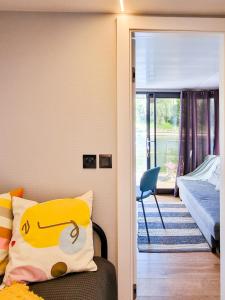 1 dormitorio con cama y almohada amarilla en Dom na wodzie LaMare XS 2 en Bydgoszcz