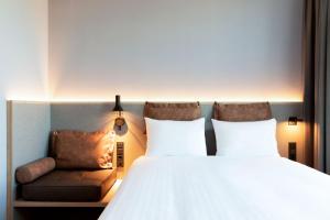 Ein Bett oder Betten in einem Zimmer der Unterkunft Moxy The Hague
