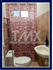 uma casa de banho com uma cortina de chuveiro vermelha e um WC. em TMX HOSTAL em Puerto Escondido