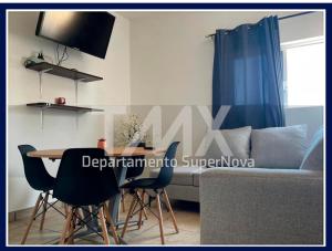 ein Wohnzimmer mit einem Tisch, Stühlen und einem Sofa in der Unterkunft TMX HOSTAL in Puerto Escondido