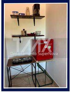TMX HOSTAL في بويرتو إسكونديدو: طاولة عليها صندوق