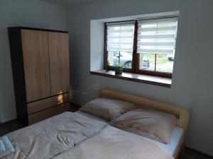 En eller flere senge i et værelse på Noclegi i sauna w starym domu