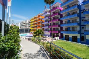 un edificio de apartamentos con piscina y complejo en eó Las Gacelas, en Playa del Inglés