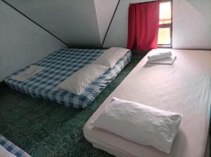 En eller flere senger på et rom på El Krimphoff Resort