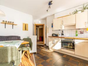 Una cocina y una sala de estar con mesa y sillas. en Apartment in Ramsau near Ski Slopes, en Ramsau