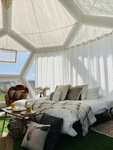Dormitorio blanco con cama y mesa en Coonawarra Hampton Bubble 1 en Glenroy