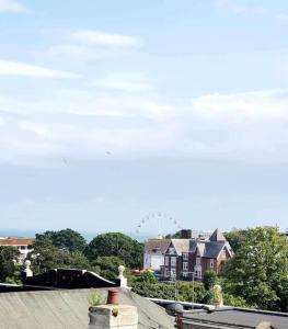 uma vista sobre telhados de casas e árvores em Luxury 1 bed apartment-sea view em Bournemouth