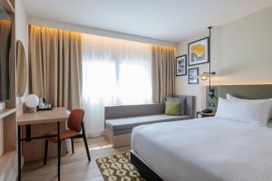 Postel nebo postele na pokoji v ubytování Hilton Garden Inn Marseille Provence Airport