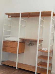 ファンティエットにあるVillage Maiの二段ベッド1組、木製の棚が備わる客室です。