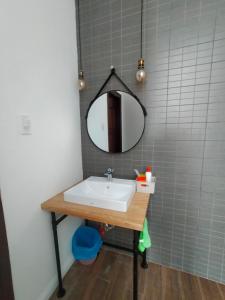 bagno con lavandino e specchio di Village Mai a Phan Thiet