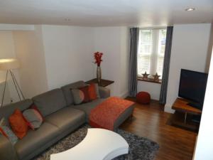 a living room with a couch and a television at 2 Bed Apt close to City Centre in Sheffield