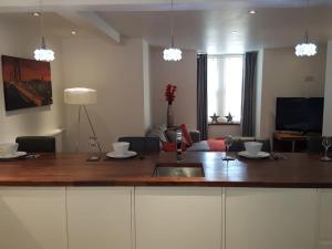 A cozinha ou cozinha compacta de 2 Bed Apt close to City Centre