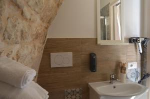 a bathroom with a sink and a mirror at Geometric Donna Giulia in Casamassima