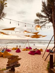 AND Resort في فو كووك: مجموعة من الناس يستلقون على الشاطئ