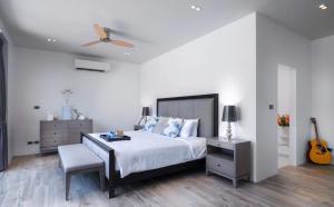 una camera con letto e ventilatore a soffitto di Private pool villa in Rawai a Phuket