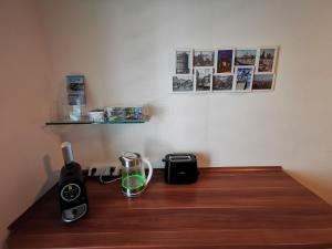 einem Holztisch mit einem Mixer und einer Tasse darauf in der Unterkunft Quartier Langenstrich in Neunkirchen