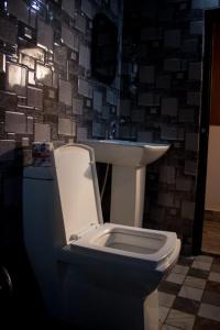 La salle de bains est pourvue de toilettes et d'un lavabo. dans l'établissement Vamoose Weekend Resort, à Rhenok