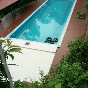 une piscine avec trois balles noires dans l'établissement Vamoose Weekend Resort, à Rhenok