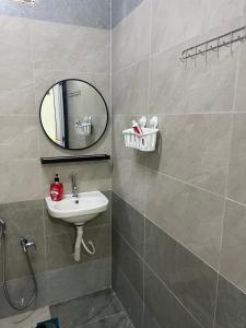 bagno con lavandino e specchio di Safiyya Homestay a Kota Bharu
