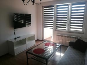 Televisi dan/atau pusat hiburan di Mikołajki Apartament Centrum z widokiem na Rynek