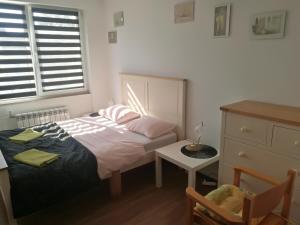 En eller flere senger på et rom på Mikołajki Apartament Centrum z widokiem na Rynek