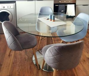mesa de cristal con 2 sillas, mesa y lavadora en 2 Bedroom Apartment 2 Min Walk to Station - longer stays available en Gravesend