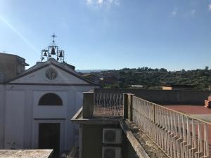 a small white building with a cross on top of it at Casa Vacanza I principini in Paravati
