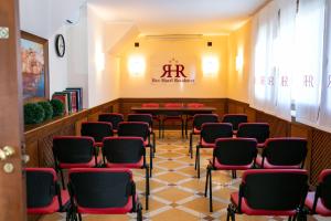 - une salle d'attente avec des chaises et une table dans l'établissement Rex Hotel Residence, à Gênes 37 autres photos