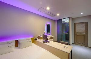 Łóżko lub łóżka w pokoju w obiekcie Nampo Comma Hotel