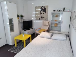 Camera piccola con letto e TV di Zagreb Creative Apartments APP 2 a Zagabria