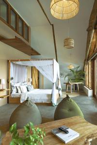 Un dormitorio con una cama grande y una mesa. en The Overhang, en Dar es Salaam 69 fotos más
