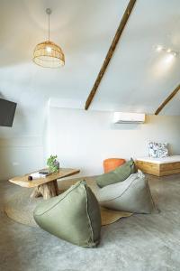 sala de estar con almohadas y mesa en The Overhang, en Dar es Salaam