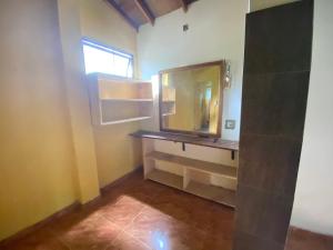 ウェリガマにあるWeligama Imal Guest Houseの洗面台と鏡のあるバスルーム