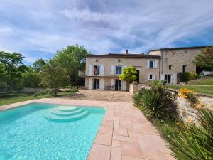 an external view of a house with a swimming pool at LES 2 CABANES in Labastide-Gabausse
