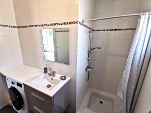 une salle de bain avec lavabo et douche dans l'établissement La Petite Dune 800m de la Plage, à Bretignolles-sur-Mer
