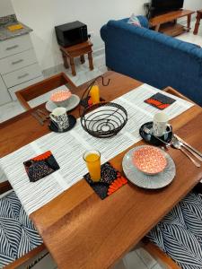 una mesa con platos y tazas encima en Kesuiyo Loft en Nairobi