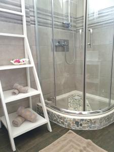 Łazienka z prysznicem i białą drabiną w obiekcie Casa Frangipani Mauritius w mieście Trou dʼ Eau Douce