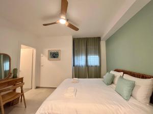 Postel nebo postele na pokoji v ubytování Jerusalem 9 - By Beach Apartments TLV