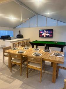 - une salle à manger avec une table et un billard dans l'établissement Paradise Palms Mooloolaba - Beach House, à Mooloolaba