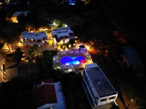 - une vue sur la terrasse éclairée la nuit dans l'établissement Anemousa Studios, à Otziás