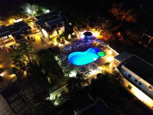 an overhead view of a swimming pool at night at Anemousa Studios in Otzias