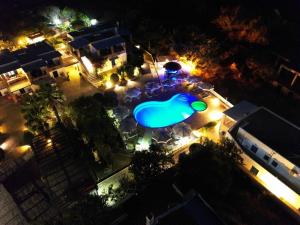 una vista aérea de una piscina por la noche en Anemousa Studios en Otzias