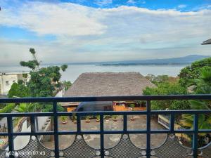 - Balcón con vistas al agua en Wusiiza Homestay Kisumu, en Kisumu