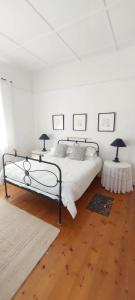 sypialnia z łóżkiem i dwoma stołami z lampkami w obiekcie Harry's Place Guesthouse w mieście Kamieskroon